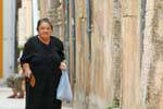 Réthymnon, habitante de la ville revenant de courses, Crète.