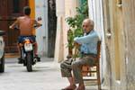 Réthymnon, jeunesse à moto et vieillesse à canne, Crète.