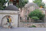 Réthymnon, passante devant les coupoles de la mosquée Kara Moussa Pacha, ancien monastère consacré à Haghia Varvara, Crète.