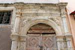 Réthymnon, Rue Klidi, portail avec écoinçons décorés d'enfants nus chassant des oiseaux et d'un tympan avec l'inscription 