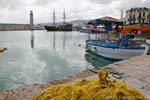 Réthymnon, filet de pêche et bateau touristique dans le vieux port, Crète.