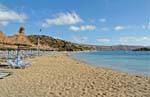 Relax et parasols sur la plage de Vaï, Crète.
