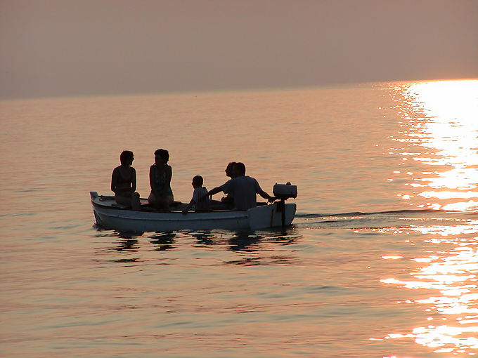 Promenade familiale en bateau sur l'or de la mer, île de Krk - Croatie