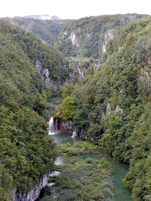 Suite de cascades dans la gorge entre les lacs, Plitvice - Croatie
