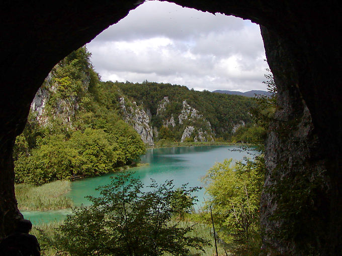 Petit lac vu depuis l'entrée de la grotte Supljara, Plitvice - Croatie