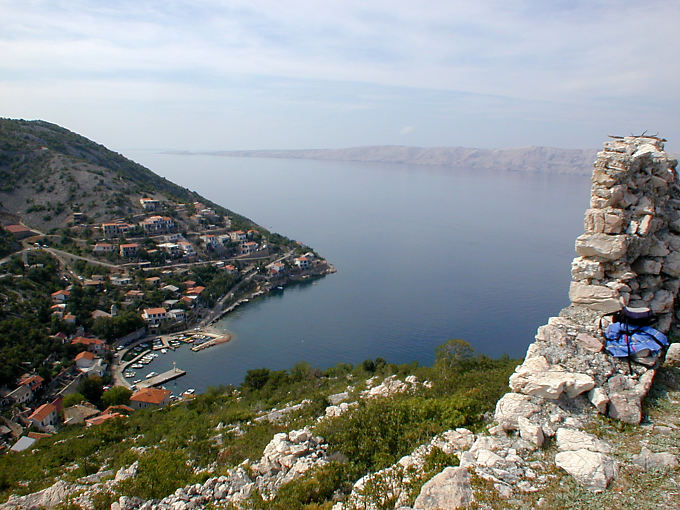 Le village de Starigrad sur la côte en face de Rab - Croatie