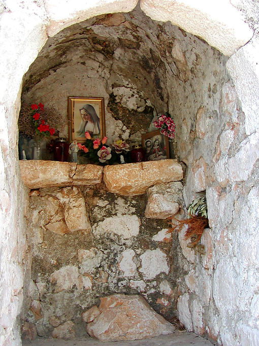 Petite chapelle sur le chemin du bord de mer, Starigrad - Croatie