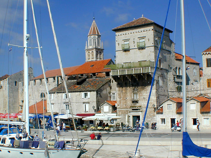 Trogir, le port, remparts et clocher de la cathédrale Saint Laurent - Croatie