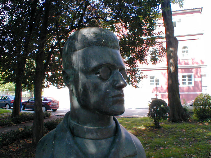 Buste aux lunettes, sculpture en bronze, Zadar - Croatie