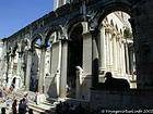 Le porche du mausolée et les colonnes du péristyle, Palais de Dioclétien, Split, Croatie.