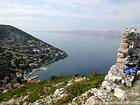 Le village de Starigrad sur la côte en face de Rab, Croatie.