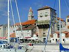 Trogir, le port, remparts et clocher de la cathédrale Saint Laurent, Croatie.