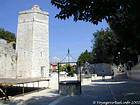 Tour des remparts et puits à l'entrée du jardin Perivoj kraljice Jelene Madijevke, Zadar, Croatie.
