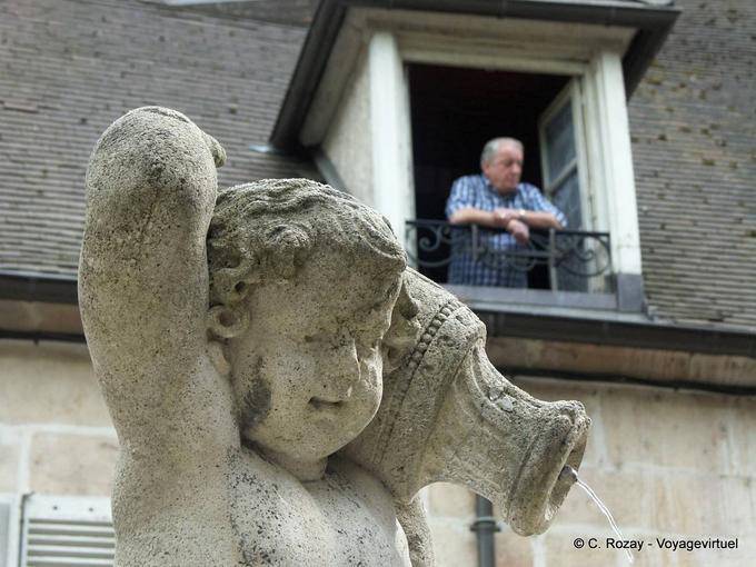 Regard de la fenêtre sur l'enfant à l'amphore, Dole - France