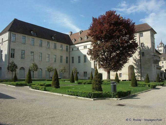 Dole, dans les jardins de la médiathèque - France