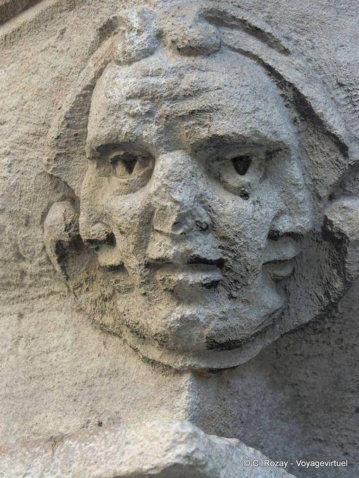 Tête sculptée sur la médiathèque, Dole - France