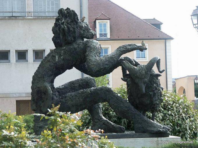 Sculpture en bronze, Ulysse se cachant du cyclope sous un bouc, place Barberousse, Dole - France