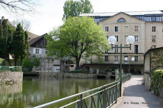 Le Grand Moulin sur la promenade du canal des Tanneurs, Dole - France