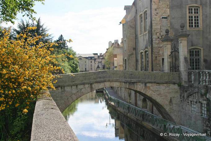 Autre vue sur le canal des Tanneurs et le vieux pont, Dole - France