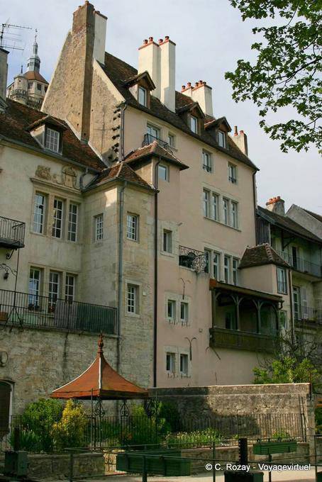 Vieille maison au bord du canal, Dole - France
