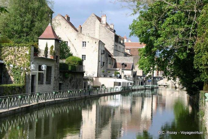 Promenade au bord de l'eau dans la vieille cité de Dole - France