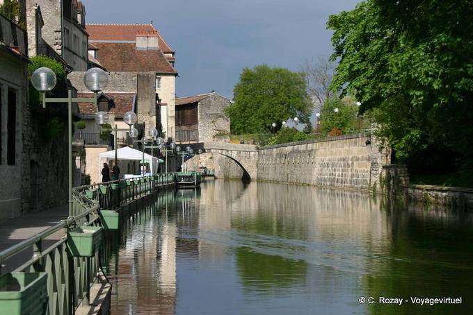 Bord du canal des tanneurs et pont roman à Dole - France