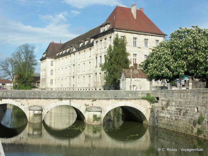 Pont vu depuis la rue Bauzonnet, Dole - France