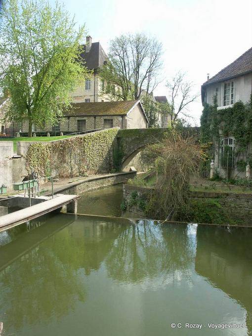 Dans les méandres du canal des tanneurs, Dole - France