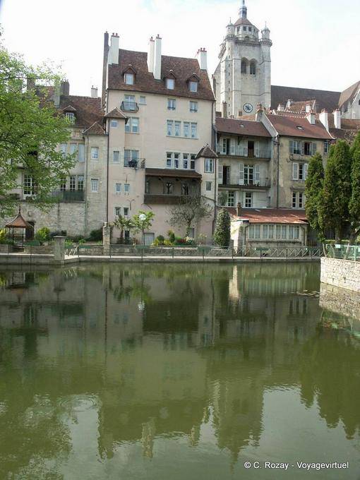 Façades se reflétant dans le canal du Rhône au Rhin, Dole - France