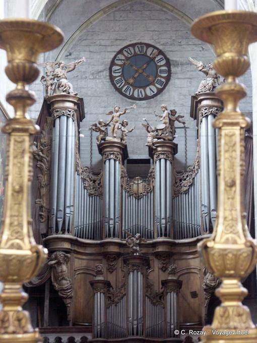 Gros-plan sur l'orgue construit par Karl Joseph Riepp entre 1750 et 1754, Collégiale Notre-Dame, Dole - France