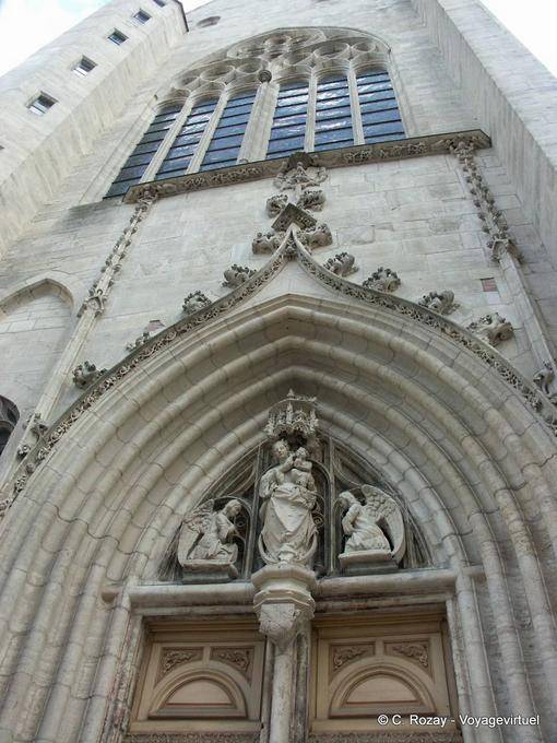 Anges et vierge sculptés sur le portique de la collégiale Notre-Dame, Dole - France