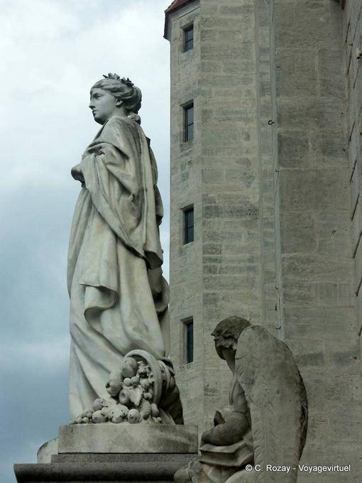Statue située à l'extérieur de la Collégiale Notre-Dame de Dole - France