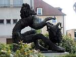 Sculpture en bronze, Ulysse se cachant du cyclope sous un bouc, place Barberousse, Dole, France.
