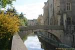 Autre vue sur le canal des Tanneurs et le vieux pont, Dole, France.