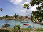 Bayahibe, barques en bois flottant sur la mer des Caraibes, Rép. Dominicaine.