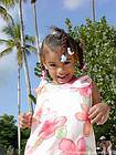 Rire de la petite dominicaine portant une robe à fleurs, Bayahibe, Rép. Dominicaine.