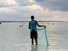 Pêcheur au filet vers la calle Bahia San Andres, Boca Chica, Rép. Dominicaine.