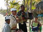 Musiciens en concert sur la plage, Boca Chica, Rép. Dominicaine.