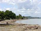 Plage pavée, Muros en la costa del pueblo, Miches, Rép. Dominicaine.