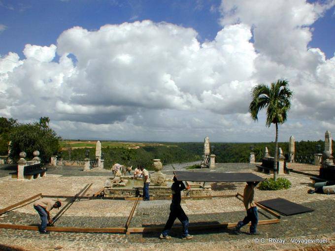 Travaux sur la place donnant sur le fleuve, Altos de Chavón - Rép. Dominicaine