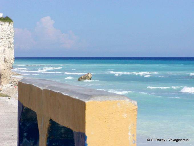 Rouleaux sur la plage vers le malecon d'Enriquillo, Barahona - Rép. Dominicaine