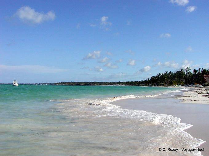 Bavaro, plage de sable blanc donnant sur l'océan Atlantique - Rép. Dominicaine