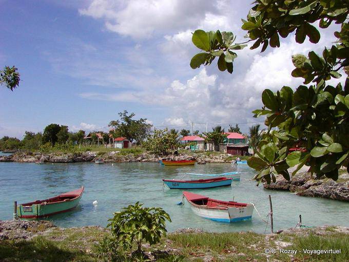 Bayahibe, barques en bois flottant sur la mer des Caraibes - Rép. Dominicaine