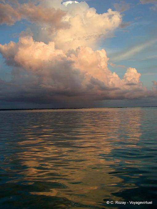 Reflet de nuage d'orage sur la mer des Caraibes, Boca Chica - Rép. Dominicaine
