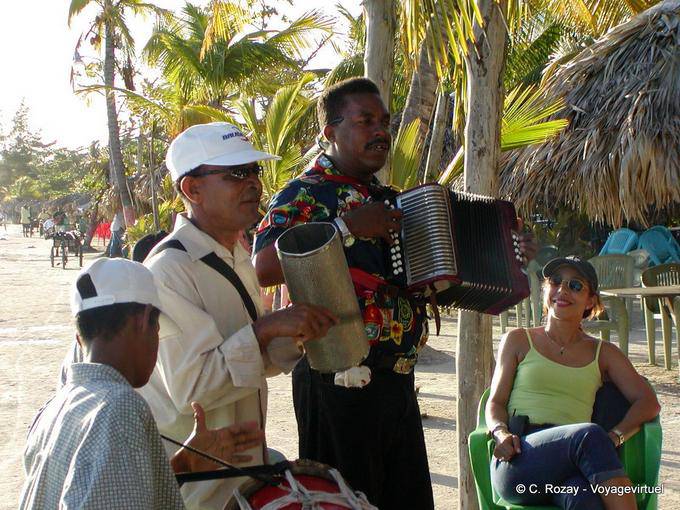 Musiciens en concert sur la plage, Boca Chica - Rép. Dominicaine