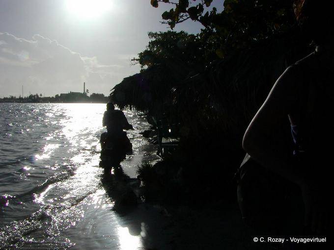 Contre-jour, passage de moto au ras des flots, Boca Chica - Rép. Dominicaine