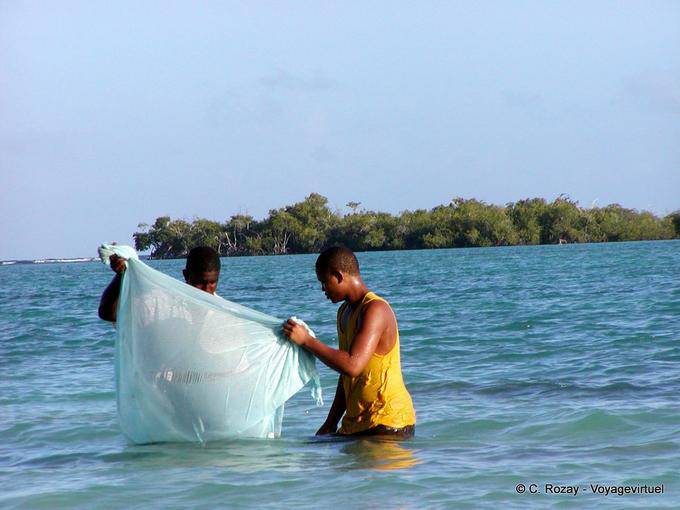 Pêche au sac plastique devant la Matica, Boca Chica - Rép. Dominicaine