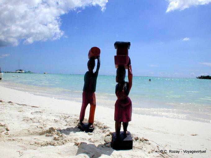 Statuettes sur la plage, Boca Chica - Rép. Dominicaine