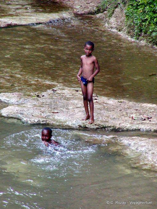 Baignade de gamins dans la rivière - Rép. Dominicaine