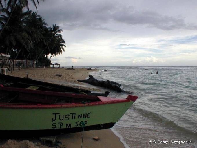 Barque Justinne sur le sable de la plage, Juan Dolio - Rép. Dominicaine